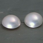 pair-white-mabe-pearls-lcs0098